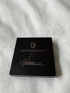 Defiance Beauty Compact by Nechami - Bronzer